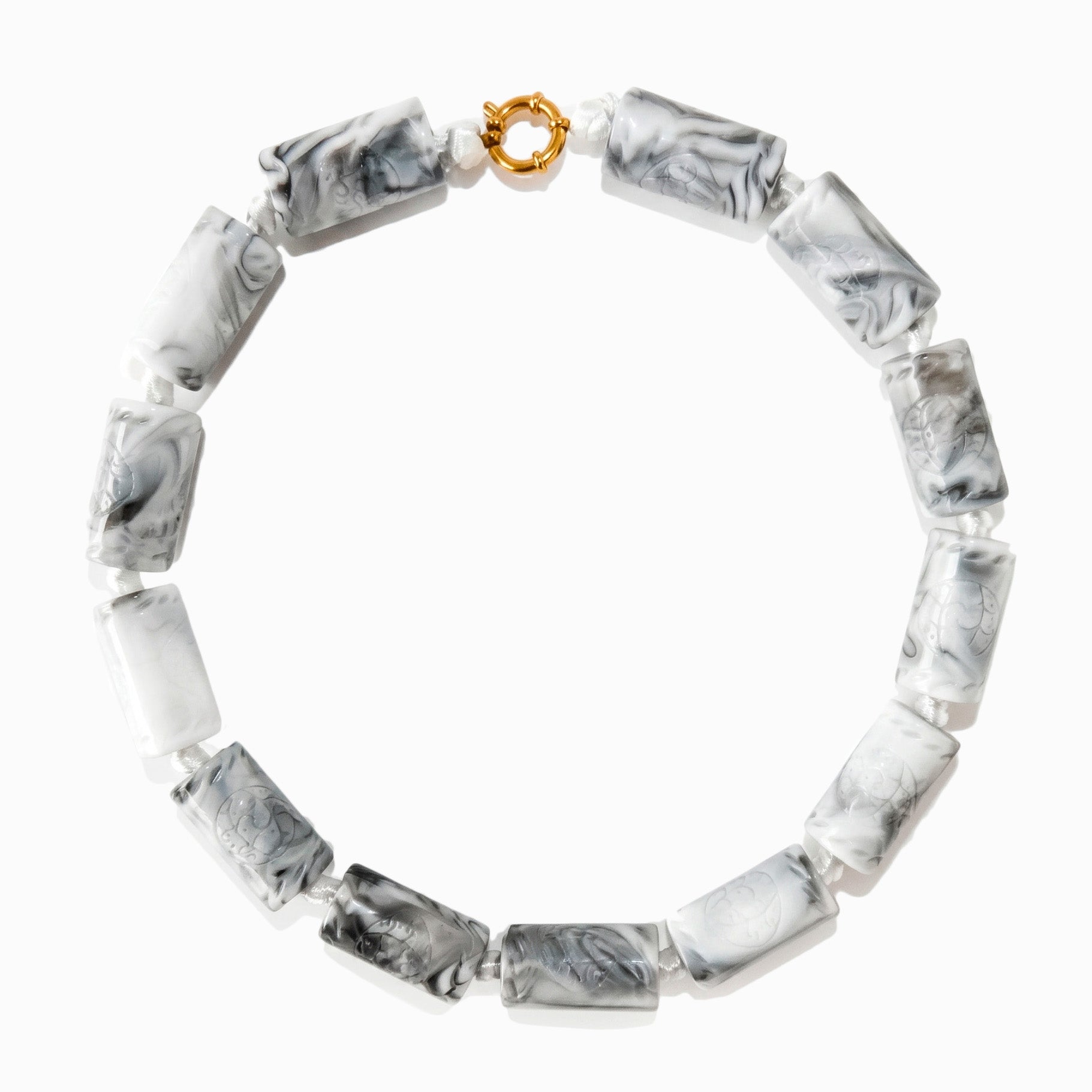 Colar Statement Elegante em Resina e Aço Inoxidável